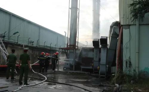 Cháy lớn tại cụm công nghiệp Khắc Niệm (Bắc Ninh), 3 công nhân bị thương
