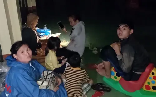 Người dân Phú Yên trắng đêm chạy lũ