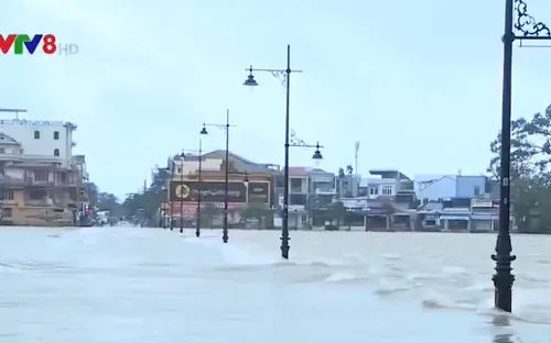 Nước lũ lên nhanh tại Thừa Thiên - Huế