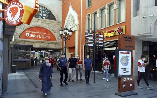 Thổ Nhĩ Kỳ cấm hút lá tại nơi công cộng do số bệnh nhân COVID-19 gia tăng