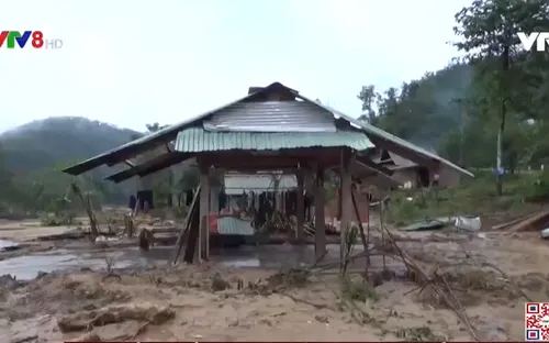 Người lính giúp Làng Xà Nu dọn dẹp sau bão số 9​