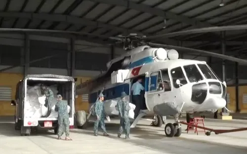 Thêm 4 chuyến bay chở hàng tiếp tế vào hai xã bị cô lập ở Phước Sơn