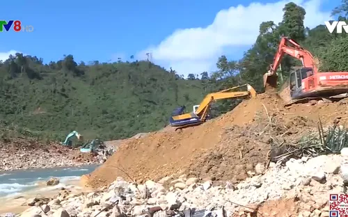 Nắn dòng Rào Trăng để tiếp tục tìm kiếm nạn nhân