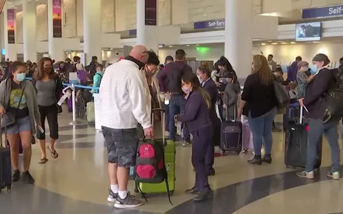 Phản ứng của người dân Mỹ trước khuyến cáo hạn chế du lịch trong lễ Tạ ơn để phòng dịch COVID-19