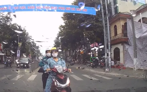 Dừng đèn đỏ làn ngược chiều, xe máy quyết không nhường đường