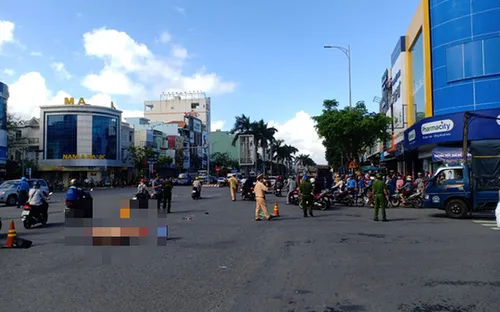 Dừng đèn đỏ, cô gái trẻ bị xe tải đâm tử vong