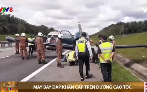 Máy bay đáp khẩn cấp trên đường cao tốc