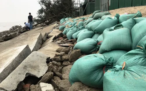 Bờ kè biển Cửa Lò bị đánh vỡ, chực "nuốt" các ki-ốt