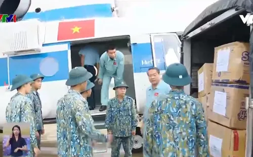Tranh thủ thời tiết, vận chuyển hàng hoá cứu trợ tới vùng bị cô lập