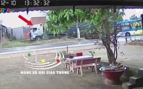 Clip: Xe khách vượt ẩu suýt gây tai nạn thảm khốc