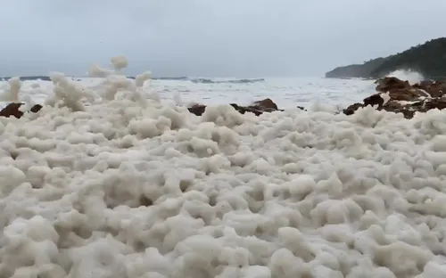 Hiện tượng bọt nâu kỳ lạ phủ kín bờ biển ở Australia