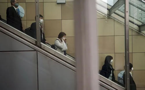 Nhật Bản yêu cầu người dân đeo khẩu trang tại nhà khi y tế quá tải