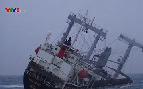 Một tàu hàng sắp chìm ngoài biển Bình Thuận