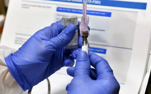 Đức: 200 người phải xét nghiệm lại sau khi bị tiêm nhầm nước muối