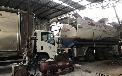 Nổ xe bồn chở xăng khi đang sửa, 3 người trọng thương