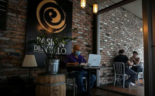 CDC lần đầu kêu gọi người Mỹ đeo khẩu trang trong nhà