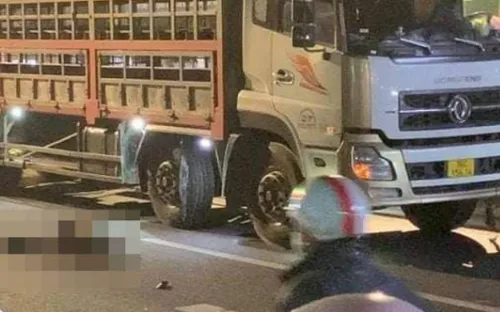 Tông vào đuôi xe tải đang dừng đèn đỏ, 2 thanh niên tử vong