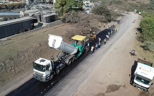 Nam Phi dùng chai nhựa đựng sữa để sửa đường xá