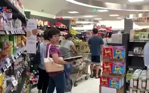 Lo sợ bùng phát dịch Covid-19 (nCoV), người dân Singapore đổ xô đi chợ mua thực phẩm tích trữ