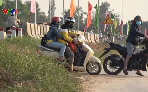 Bất chấp nguy hiểm, người dân tự mở lối đi lên cầu Cao Lãnh