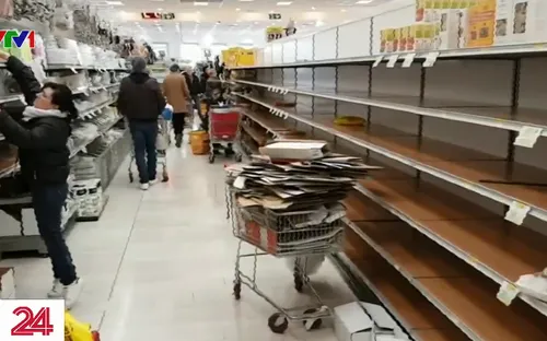 Người dân Milan, Italy mua sạch đồ ở siêu thị để tích trữ