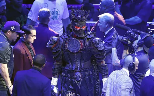 Võ sĩ quyền anh thua cuộc vì... phục trang quá nặng?