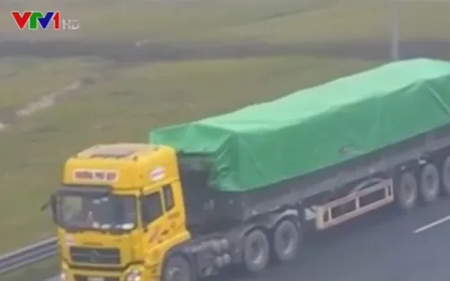 Phạt 17 triệu đồng, tước bằng lái 5 tháng đối với tài xế xe đầu kéo đi lùi trên cao tốc