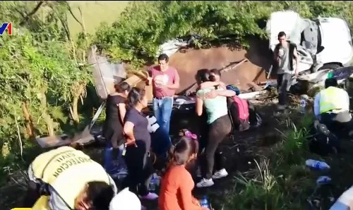 Lật xe tải chở người di cư ở Mexico, 82 người thương vong