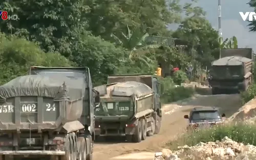 Xe ben chở cát quá tải hoành hành