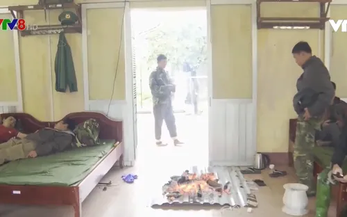 Cứu hộ 8 thuyền viên gặp nạn trên biển