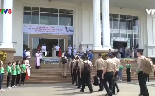 Thủy thủ tàu Hải quân Hoa kỳ giao lưu với sinh viên Đà Nẵng