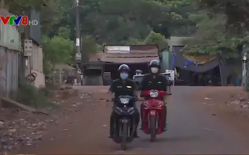 Tuyên truyền phòng chống dịch bằng loa di động trên biên giới Tây Nguyên