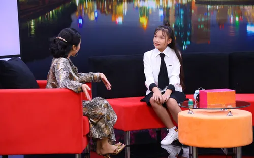 Cô bé 13 tuổi rơi nước mắt vì ba có người khác, mẹ vất vả nuôi hai anh em