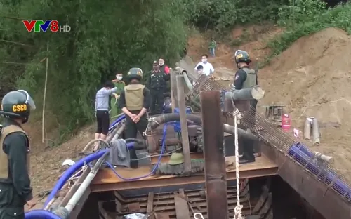 Nghệ An bắt giữ tàu khai thác cát trên Sông Lam