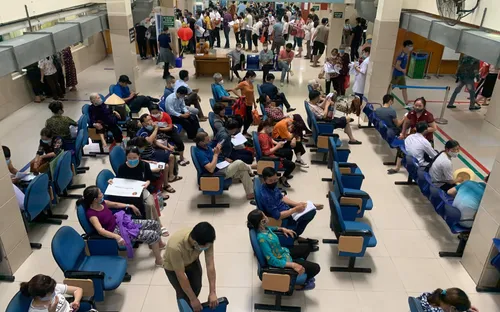 BV Bạch Mai ngày đầu khám chữa bệnh trở lại bình thường: Phân luồng khám bệnh một chiều