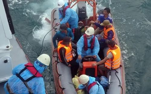 Chìm tàu cá, 13 thuyền viên được cứu sống