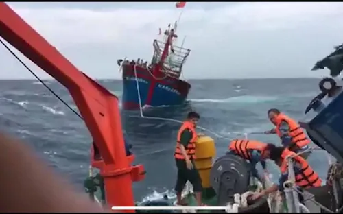 Cứu nạn tàu cá bị gãy trục hộp số trong sóng to