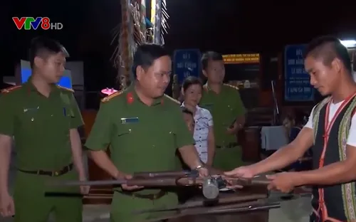 Vận động đồng bào thiểu số giao nộp vũ khí và vật liệu nổ