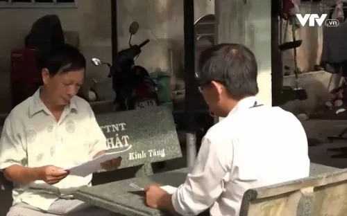 Đến tận nhà trả hồ sơ hành chính cho người dân