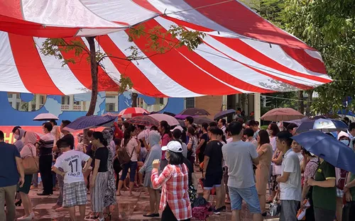 Bất chấp tỉ lệ chọi 1/20 và cái nóng bỏng rát, sĩ tử ùn ùn thi THCS chuyên Ngoại ngữ