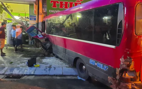 Ninh Bình: Xe khách gây tai nạn liên hoàn