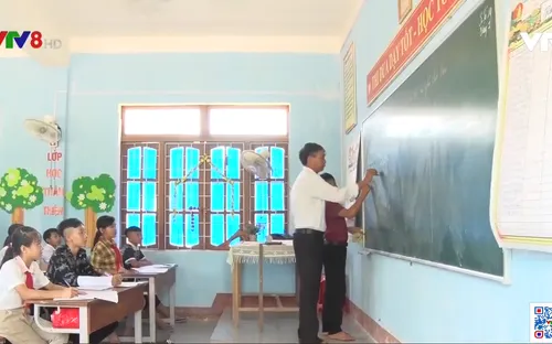 Học sinh vùng cao vất vả mùa nắng nóng