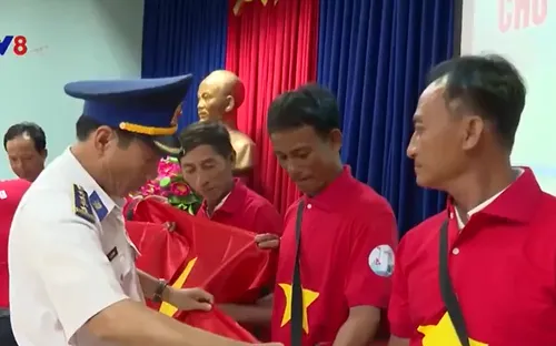 Cảnh sát biển tặng quà ngư dân Cù Lao Chàm