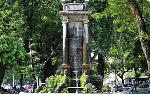 Đài phun nước vườn hoa Diên Hồng có nguy cơ nghiêng đổ