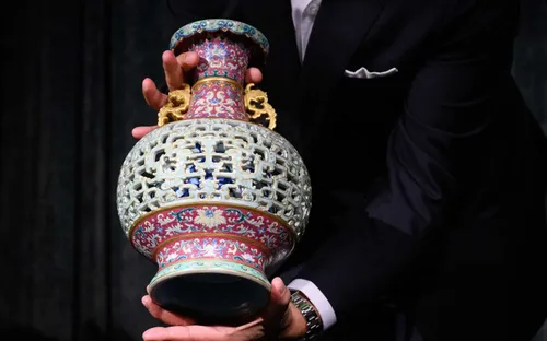 Phát hiện bình hoa cũ trong nhà hóa ra lại là bảo vật 9 triệu USD