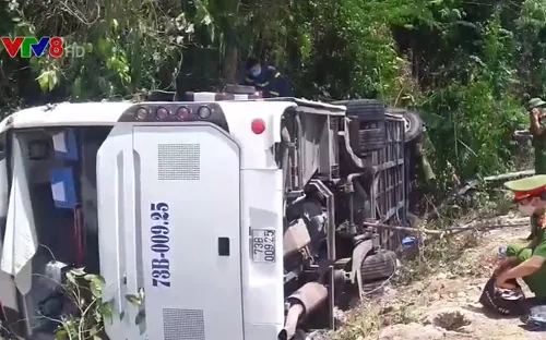 Lật xe du lịch tại Quảng Bình