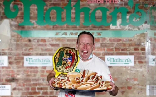 Sự thật khó tin, người đàn ông ăn 75 chiếc hot dog trong 10 phút