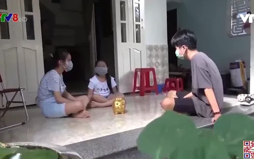 Học sinh đập heo đất ủng hộ phòng dịch