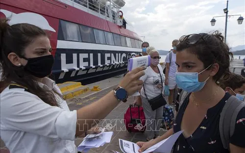 Gần 22 triệu ca mắc COVID-19 trên thế giới, Nga bắt đầu sản xuất vaccine