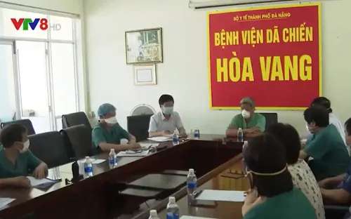 Thứ trưởng Bộ Y tế làm việc với Bệnh viện dã chiến Hòa Vang